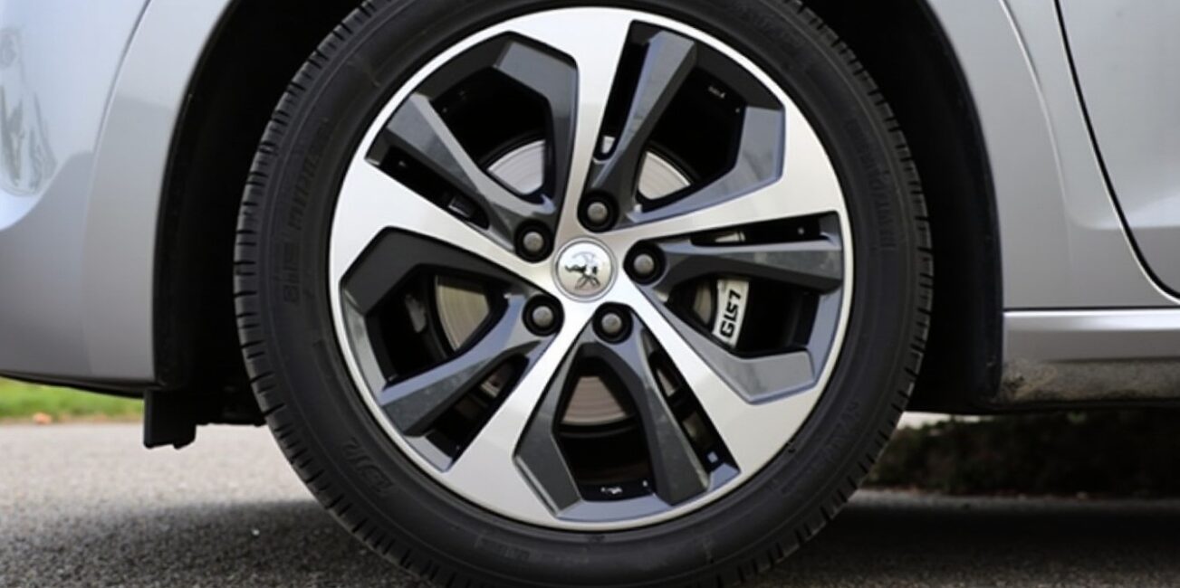 Pression des pneus Peugeot 208 : guide complet adapté à chaque modèle et type d'utilisation