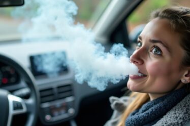 Voiture qui fume blanc et dégage une mauvaise odeur : diagnostic et remèdes efficaces